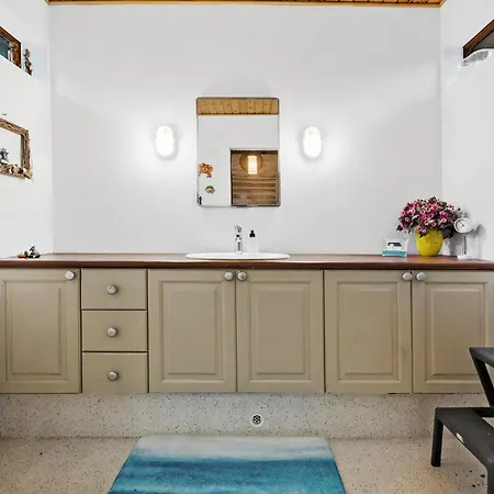 Casa de Férias Gorgeous Home In Nykobing Sj With Wifi